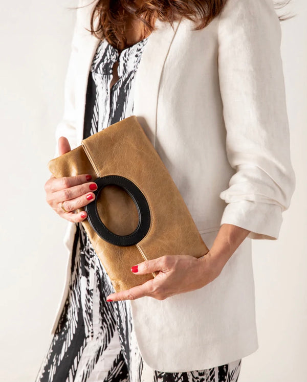 Cloud leather clutch in light camel by Pessoa