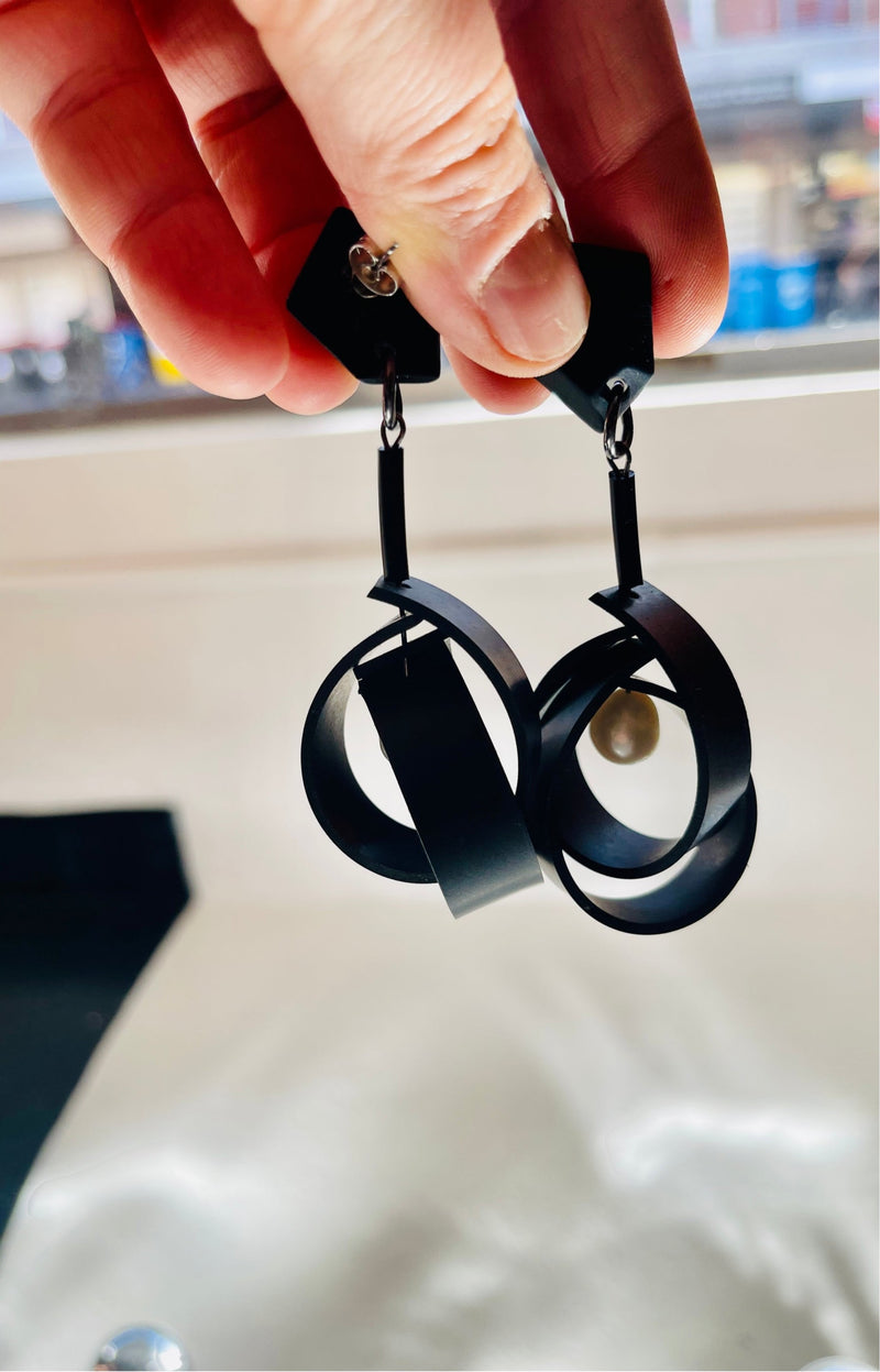 Chandelier earrings in black