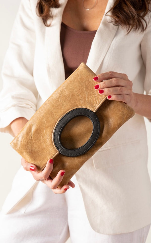 Cloud leather clutch in light camel by Pessoa