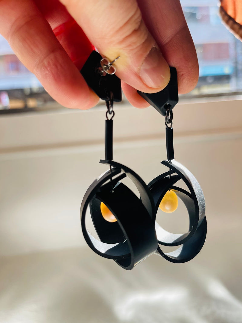 Chandelier earrings in black