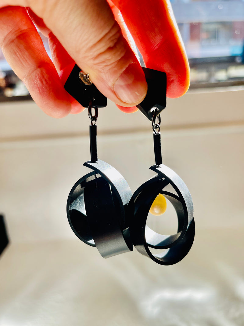 Chandelier earrings in black